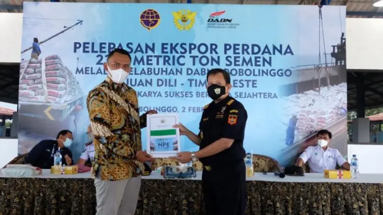 Ekspor Perdana Semen ke Timor Leste melalui Pelabuhan Probolinggo