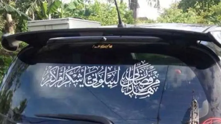 Stiker Doa atau Jimat di Kendaraan?