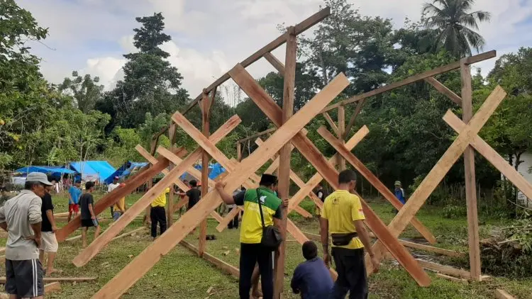 Relawan Askar Kauny Bangun Masjid Darurat di Mamuju
