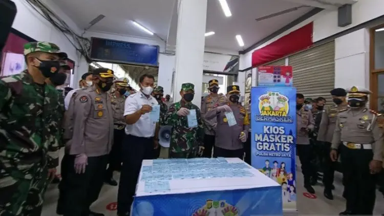 Gratis, Kios Masker Gratis Didirikan di Stasiun Kota