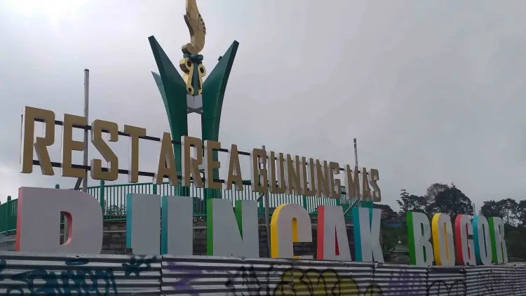 Proyek Pagar dan Tugu Selamat Datang Rest Area Gunung Mas Kelar