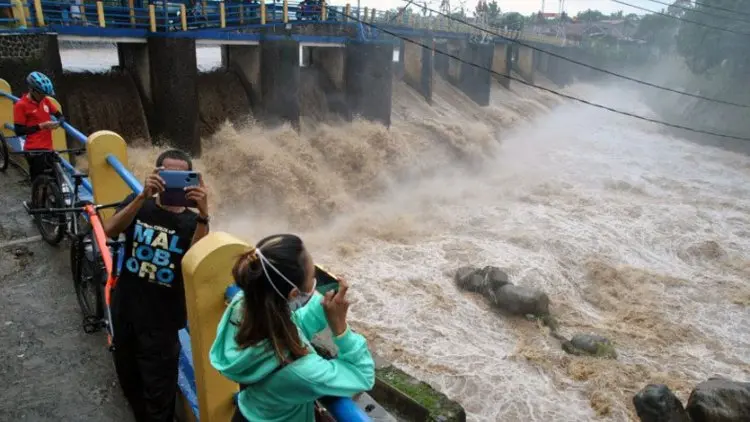 Tinggi Muka Air di Bendung Katulampa dan Sejumlah Pintu Air Siaga III