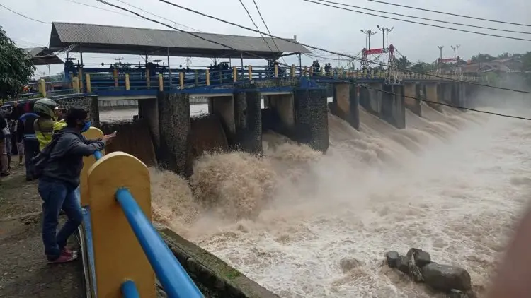 Bendung Katulampa Kembali Naik, Warga Sekitar Bantaran Ciliwung Diminta Waspada