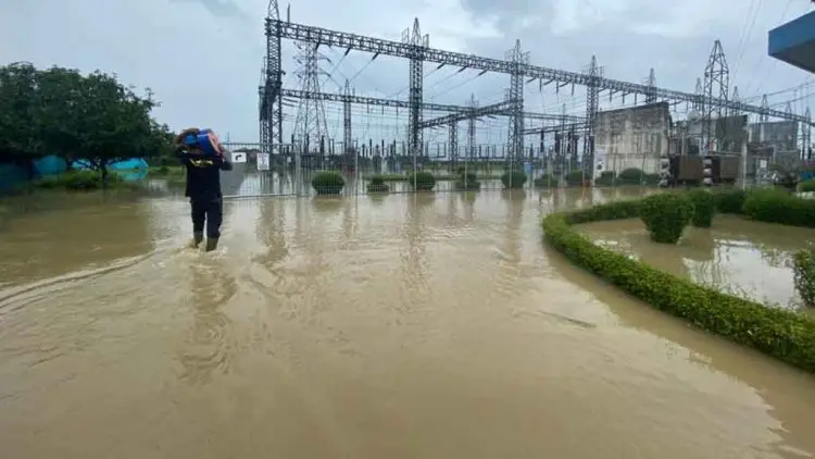 PLN UID Jabar Pulihkan 42 Gardu Listrik ke Warga Terdampak Cuaca Ekstrem
