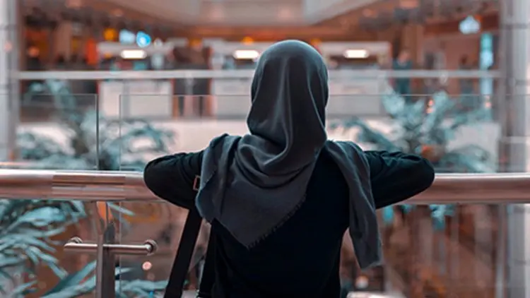 Istri Malas Dandan  di Depan Suami, Hukumnya Bagaimana?