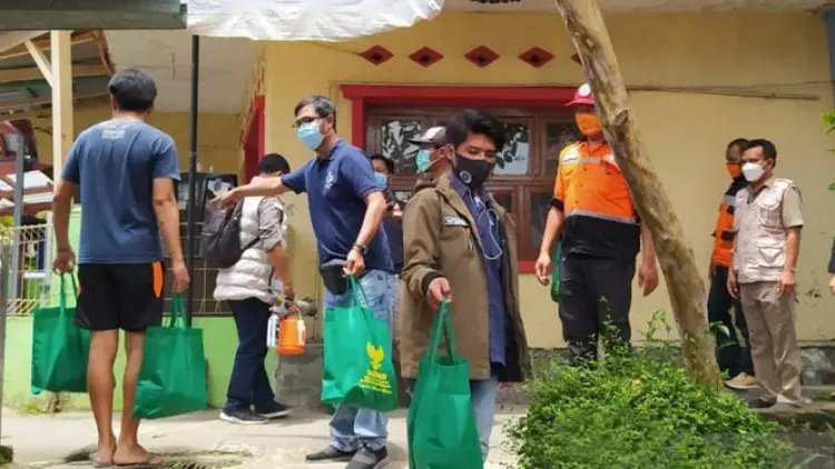 Wartawan Tasikmalaya Bagikan Bantuan untuk Warga Terpapar Covid-19