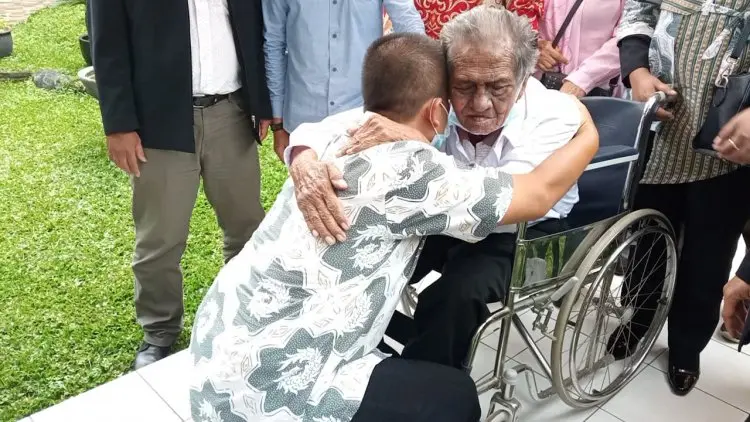 Peluk Tangis Tandai Perdamaian Anak yang Gugat Ayahnya Rp3 Miliar