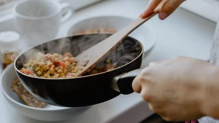 Hilangkan Stres Saat Pandemi, Ayo Mulai Memasak