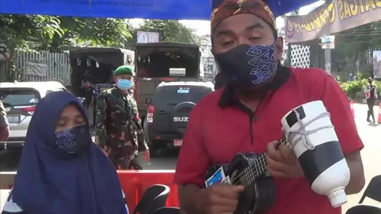 Terjaring Operasi, Pengamen Suami Istri Ini 'Konser' Lagu Berjudul Dampak Corona