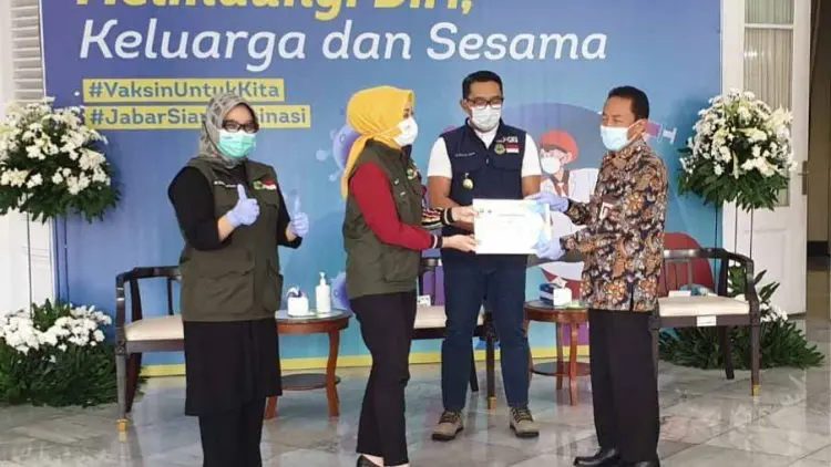 Peduli Korban Longsor Sumedang, Ikatan Pegawai OJK Salurkan Bantuan