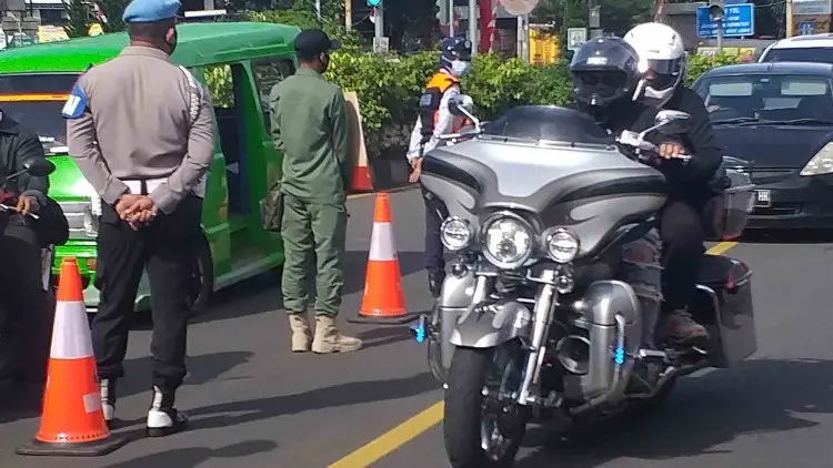 Komentar dan Nyinyir Netizen Tentang Lolosnya Pengendara Moge dari Operasi Yustisi