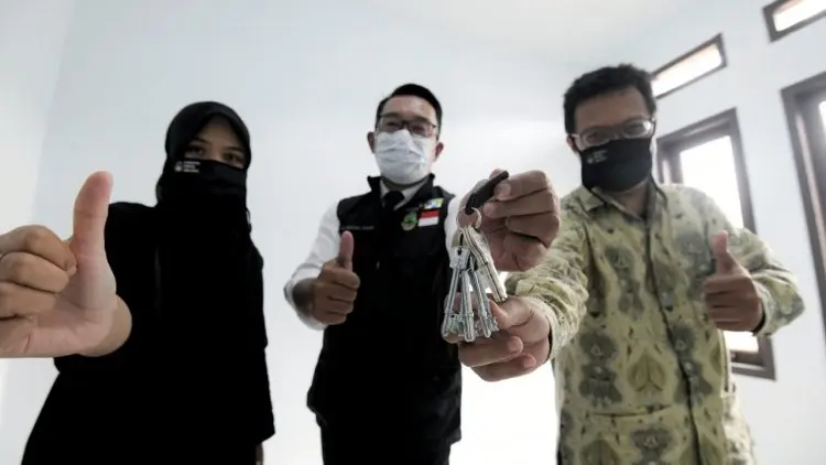 Ridwan Kamil Serah Terima Rumah Bakti untuk Guru