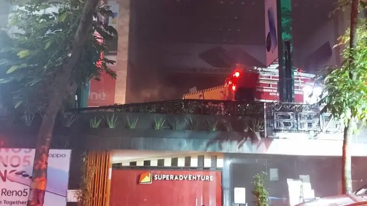 Pengunjung BEC Panik,  Diskar PB Kota Bandung Sulit Jangkau Sumber Api