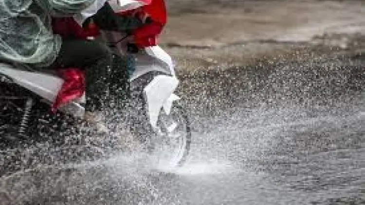 Tips Berkendara Sepeda Motor Aman di Musim Hujan