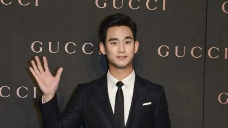 Fans Nekat Hadiahi Kim Soo Hyun Biskuit Indonesia