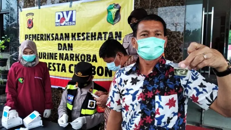 Puluhan Personel Polresta Cirebon Jalani Tes Urine