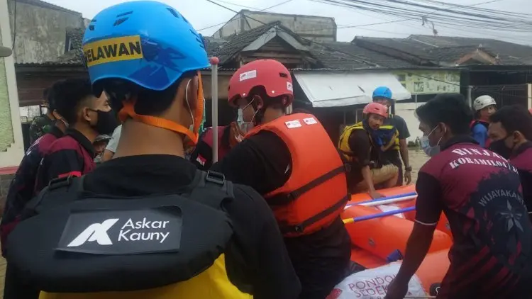 Relawan Askar Kauny Evakuasi Korban Banjir