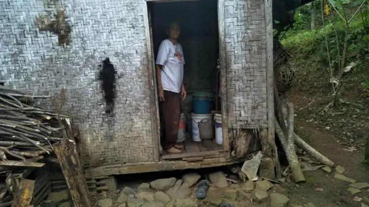 Butuh Bantuan! Janda Jompo Iroh Bertahan Sendirian di Rumah Kumuh