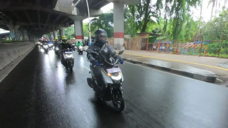 Perhatikan Hal Ini jika Terpaksa Berkendara Menerjang Hujan