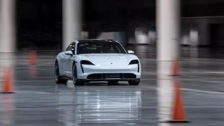 Porsche Taycan Cetak Rekor Guiness