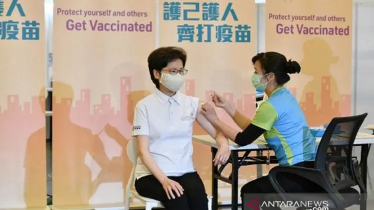 Pemimpin Hong Kong Serukan Warganya Datangi Pusat Vaksinasi Covid-19