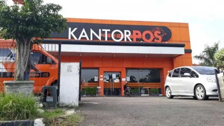 Pos Indonesia Karawang Siaga Bantu Korban Banjir