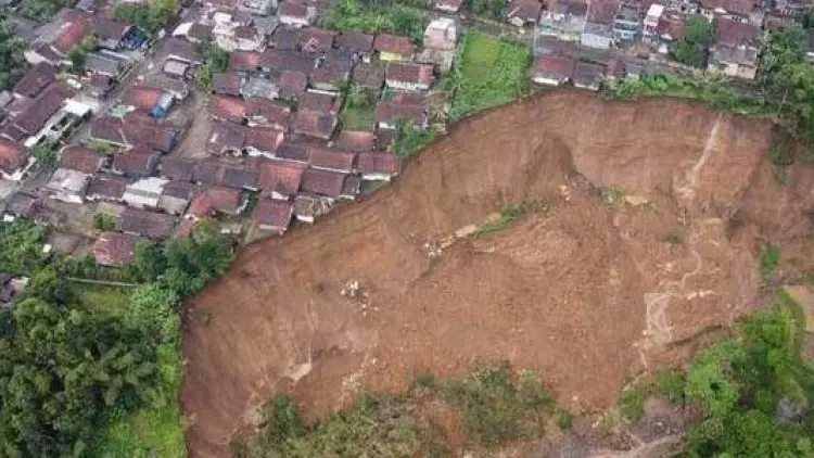 Warga di Garut Mulai Mengosongkan Rumah-rumah