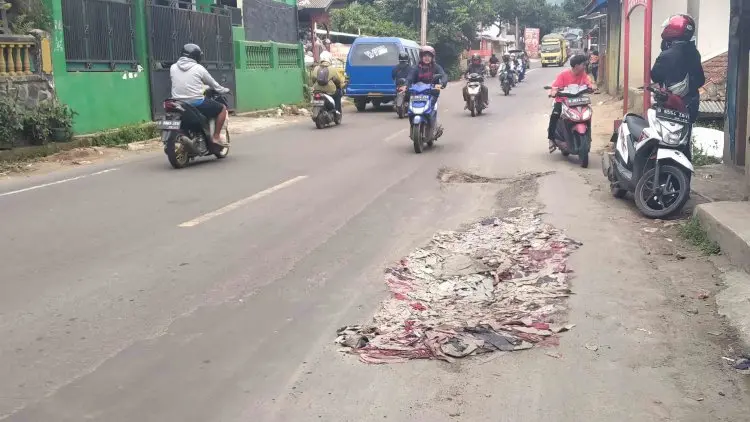 Jalan Rusak Akibat Galian Pipa di Jalan Raya Soreang-Ciwidey, Perumda Tirta Raharja Janji Perbaiki 