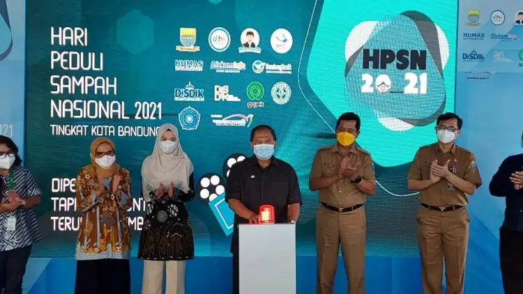 Bersama DLH Kota Bandung Gojek Peringati Hari Peduli Sampah