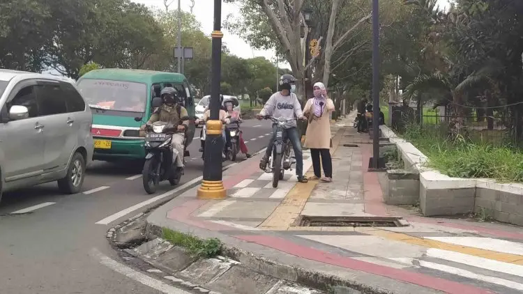 Warga Keluhkan Lubang Bak Kontrol di Trotoar Jalan Soreang