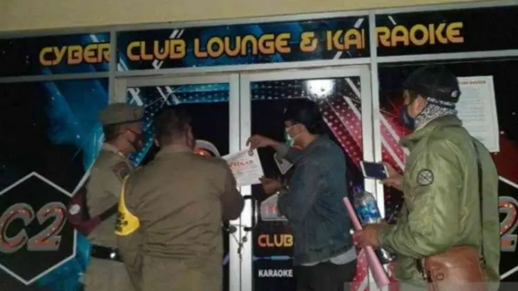 Disegel! 18 Tempat USaha yang 'Bandel' Langgar Prokes di Bekasi