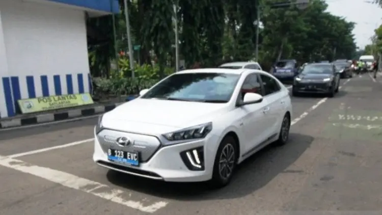 Menjaring Pembeli Mobil Listrik Melalui Pengembangan Masif SPKLU