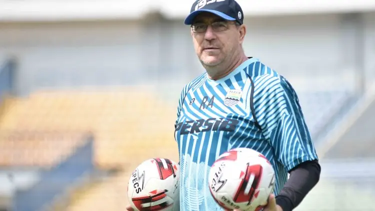 Dirumorkan Incar Stefano Lilipaly dan Ezra Walian, Robert Alberts Bicara Anggaran Persib