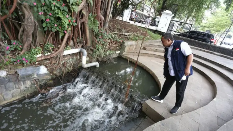 Dikabarkan Kotor dan Bau, Yana Minta DPU Teliti Air Sungai Balai Kota