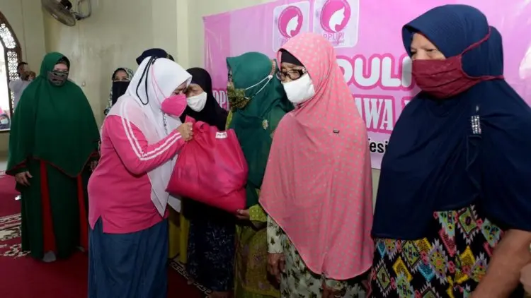 Baksos PPLIPI Jabar di Subang, Lina Ruzhan Serahkan 100 Paket Sembako 