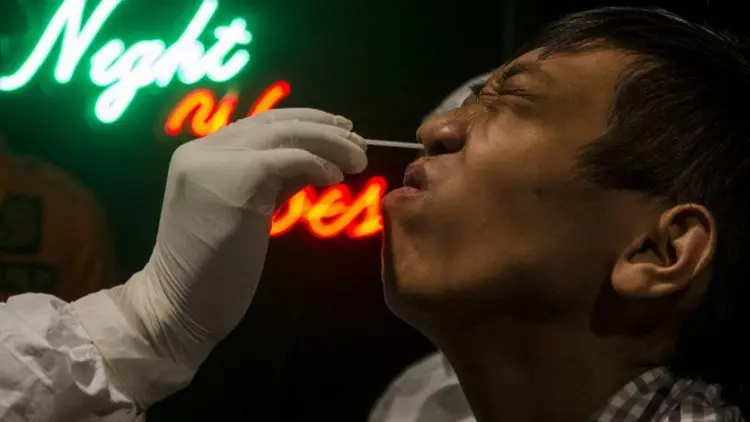 Melancong ke China Kini Harus Dites Usap Anal untuk Deteksi Covid-19