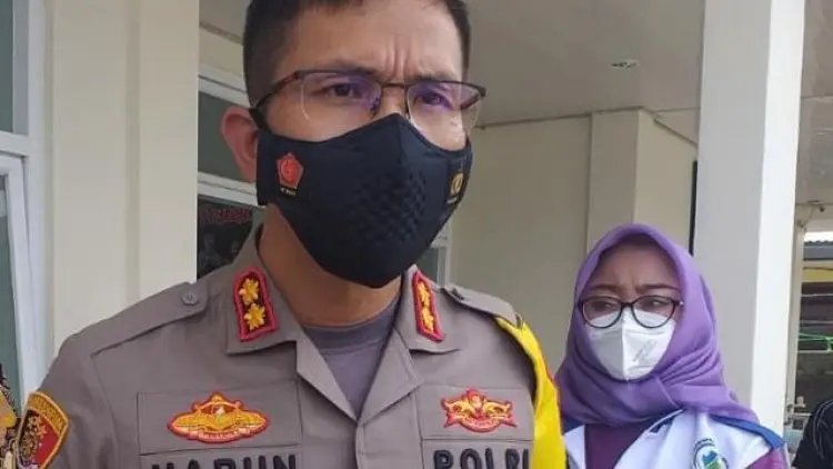 Pemberi Makan Botol Plastik ke Kuda Nil Meminta Maaf dan Mengaku Khilaf