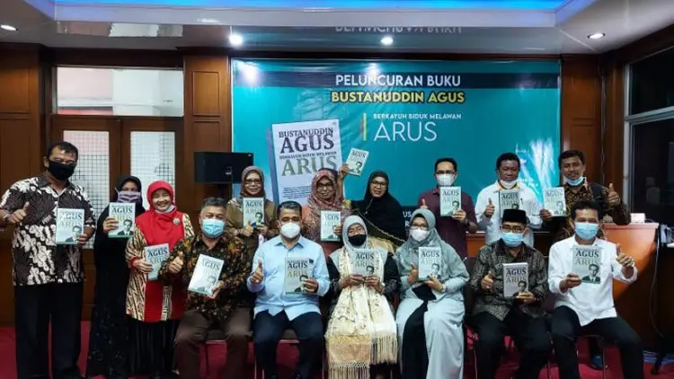 Unand Luncurkan Buku Bustanuddin Agus Berkayuh Biduk Melawan Arus