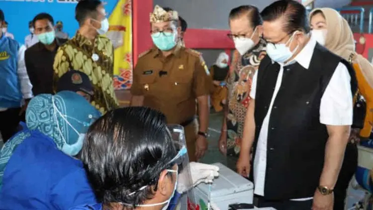 Watimpres Agung Laksono Tinjau Vaksinasi Covid-19 di Kabupaten Cirebon