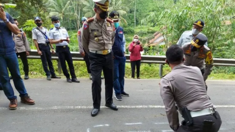 Polisi Identifikasi Korban Meninggal Kecelakaan Maut di Sumedang