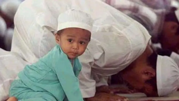 Usia Terbaik Melatih Anak Salat Jemaah di Masjid