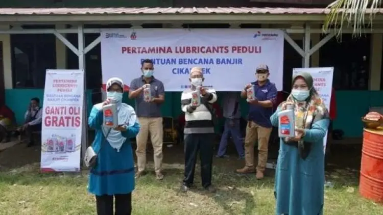 Pertamina Lubricants Bantu Korban Banjir Karawang