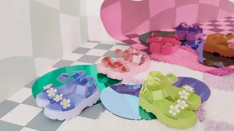Lima Warna Koleksi Sandal Melissa X Lazy Oaf