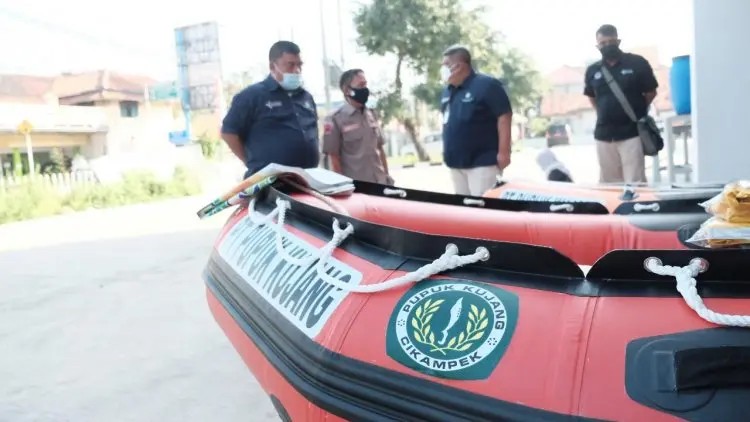 Bantu Korban Banjir, PKC Hibahkan 2 Perahu Karet 
