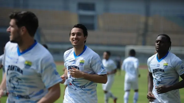 Robert Alberts Beri Waktu Ezra Walian untuk Beradaptasi