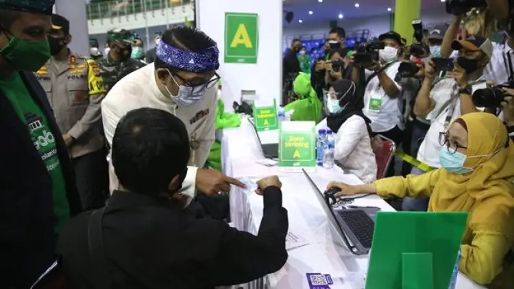 Foto: Gubernur Jabar Tinjau Grab Vaccine Center di Bandung