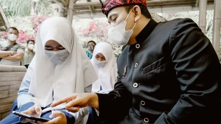Puluhan Siswa Mendapatkan Tab dari PGN, Kadisdik: Melipat Gandakan Siswa Semangat Belajar