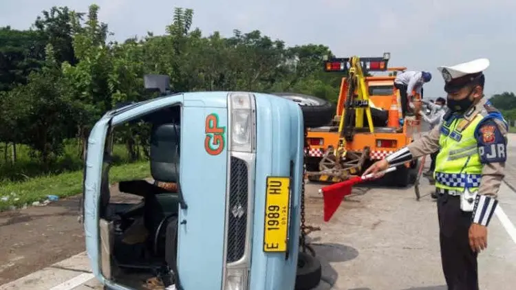 Polisi Majalengka tangani kecelakaan angkot di Tol Cipali