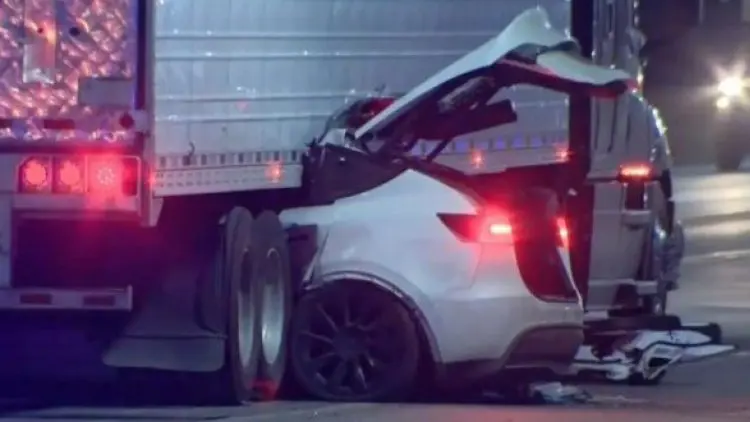 AS Selidiki Rangkaian Kecelakaan Tesla