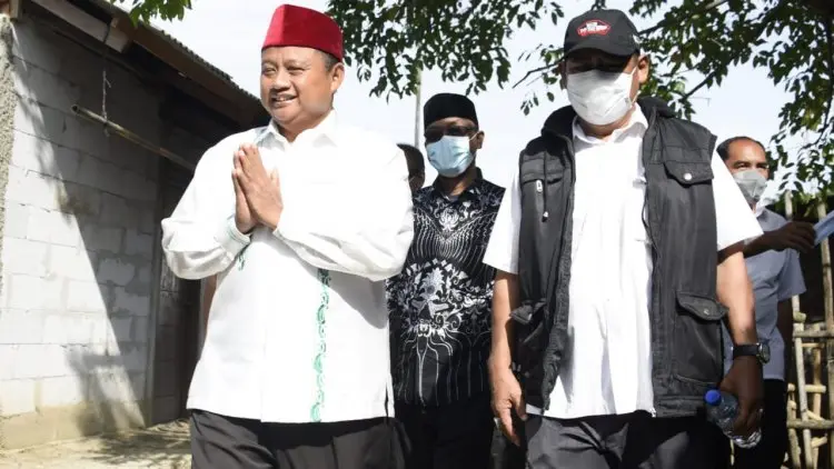 Uu Ruzhanul Jenguk Anak yang Alami Luka Bakar di Bekasi